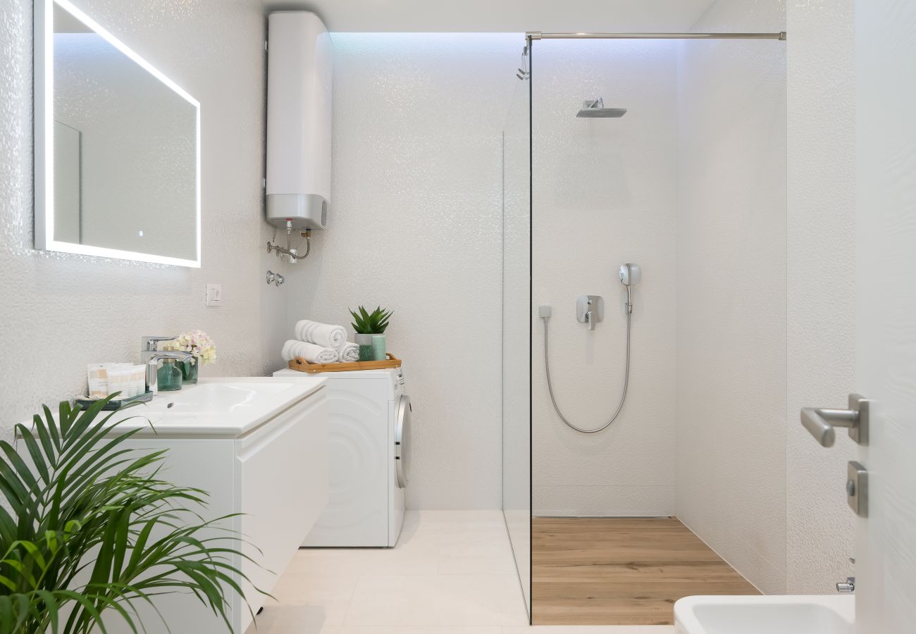 Ferienwohnung in Sukošan - Beachfront Luxe Designer Apartment